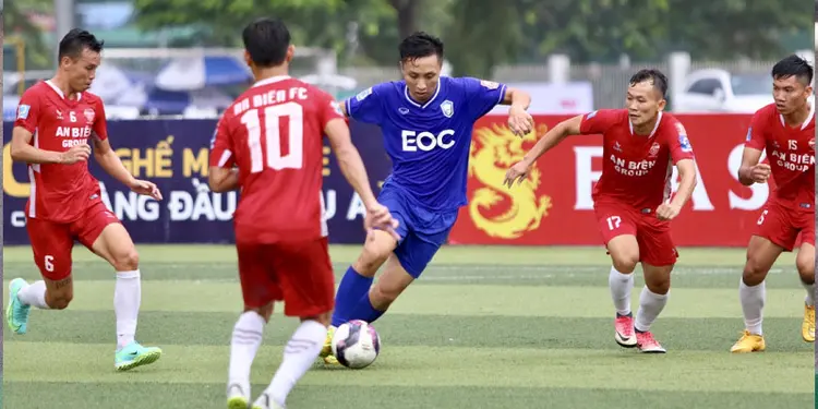 Trang phục bắt buộc của cầu thủ là áo số, quần đùi, tất dài, bọc ống quyển, giày mềm đế cao su