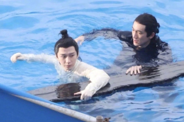 Ngô Định Duyên (Lâm Canh Tân) — một bổ khoái địa phương, lao vào cứu người, và theo nghiệp vụ liền áp giải “nghi phạm nổ thuyền” về nha môn (Ảnh hậu trường)