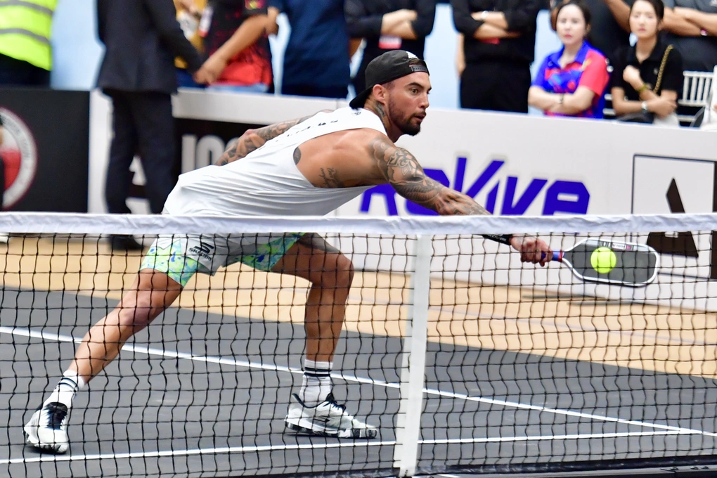 Cách cầm vợt pickleball của người thuận tay trái tương tự như người thuận tay phải