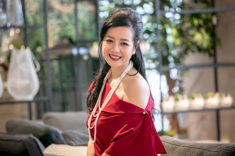 NSND Chiều Xuân sở hữu vẻ đẹp dịu dàng, đằm thắm 