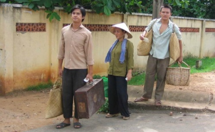 “Miền đất phúc” là phim nông thôn Việt Nam cũ kể về hành trình xây dựng sự nghiệp trên mảnh đất quê hương của thế hệ trước
