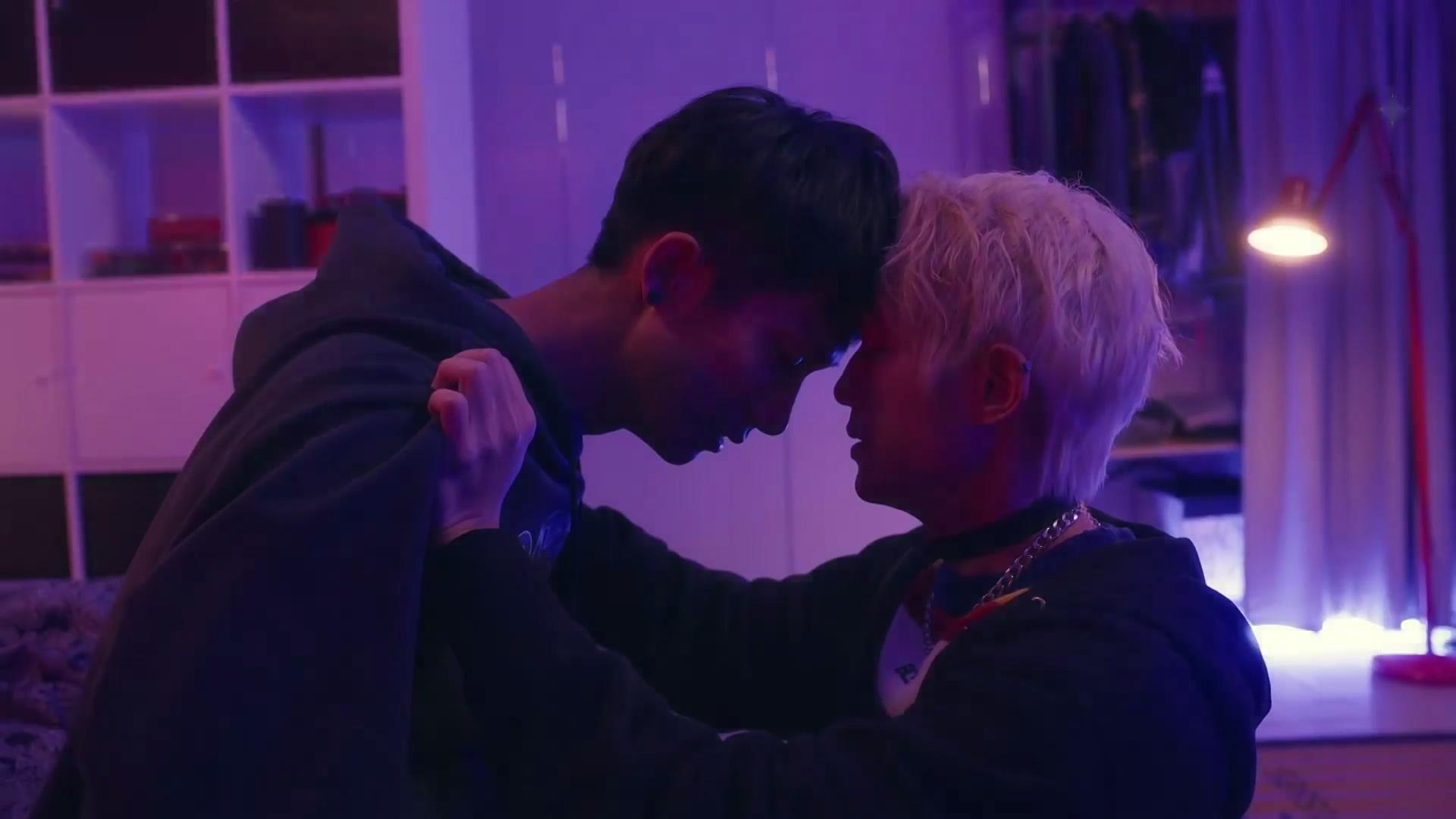 Bộ phim khắc họa sự đối lập giữa giấc mơ thuần khiết và hiện thực khắc nghiệt, giữa ánh sáng tri thức và bóng tối tội lỗi