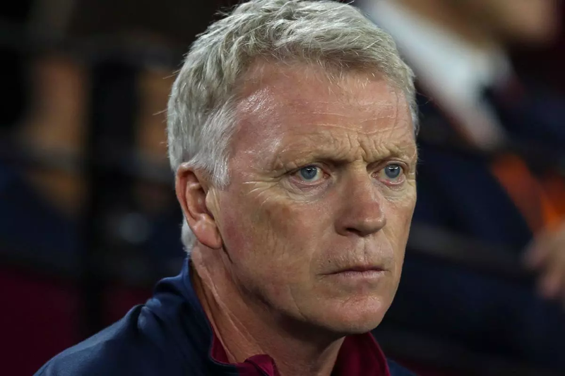 HLV David Moyes vẫn trung thành với cấu trúc 4-2-3-1 (chuyển thành 4-4-2 khi không bóng), ưu tiên lối chơi chuyển trạng thái trực diện.