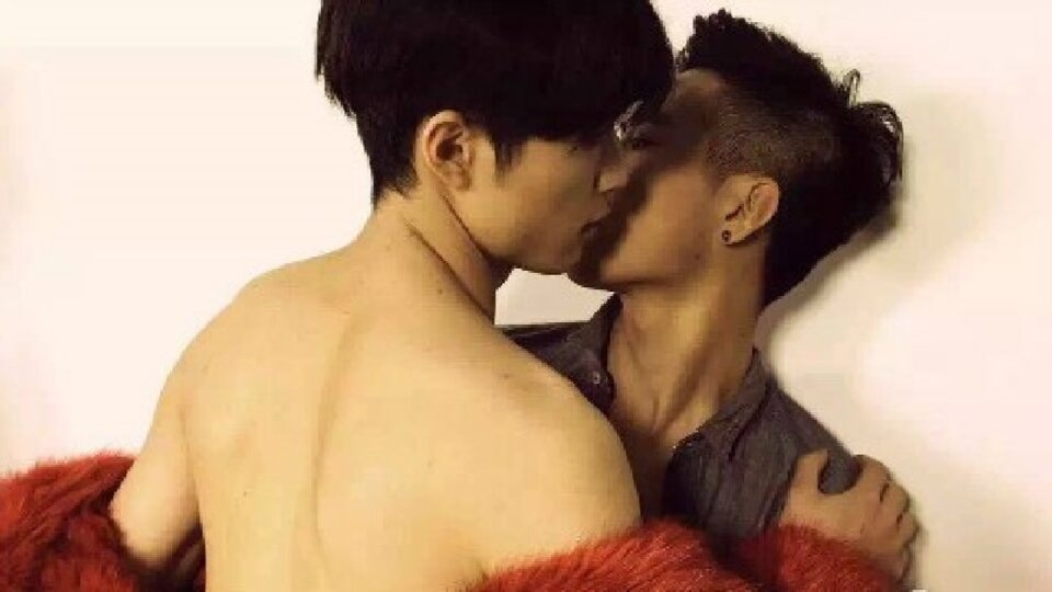 “Tự Bẻ Cong Để Yêu Cậu” là một trong những tác phẩm kinh điển của dòng phim đam mỹ đời đầu