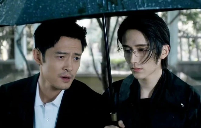 Sức hút của “Quang Uyên” đến từ không khí trinh thám dày đặc, được xây dựng trên một kịch bản đấu trí căng thẳng
