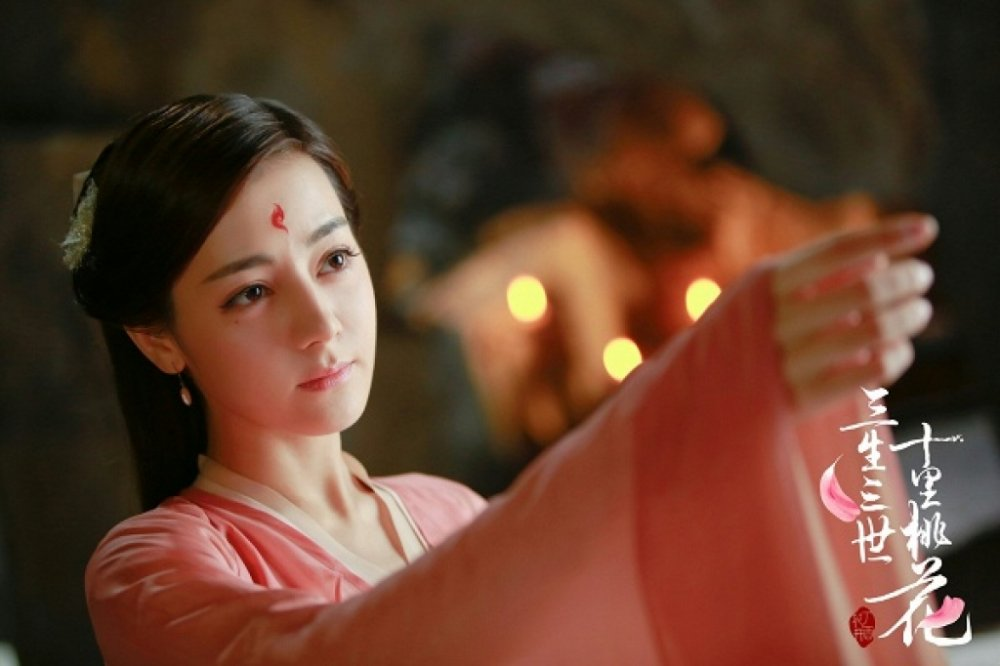 Địch Lệ Nhiệt Ba trong vai Phượng Cửu - vai diễn mang đến thành công đột phá trong 'Tam Sinh Tam Thế: Thập Lý Đào Hoa