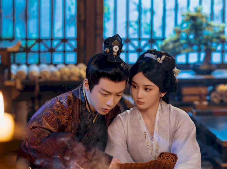 Mối quan hệ giữa Ngụy Thiệu và Tiểu Kiều bắt đầu từ sự thù hận, nhưng dần dần chuyển biến thành tình yêu sâu sắc.  