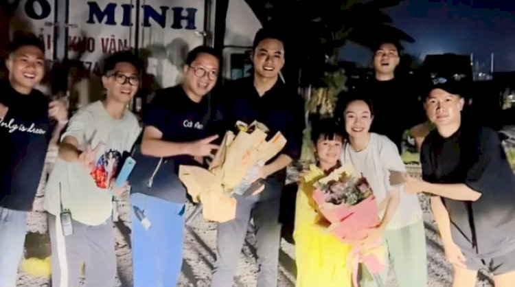 Hậu trường phim “Đồng Hồ Đếm Ngược” - Hồng Đăng (ở giữa) chụp ảnh kỷ niệm cùng đoàn phim