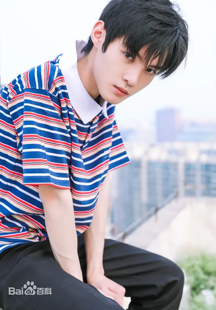 Tạ Hồng Hâm sở hữu vẻ thư sinh, ánh mắt sáng, phù hợp với các vai diễn dịu dàng, thanh lịch.