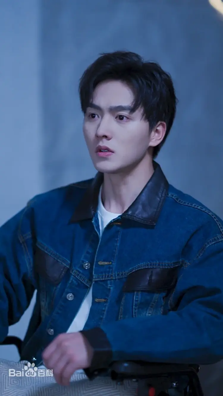 Minh Xuyên sở hữu gương mặt điển trai, ánh mắt sâu lắng, diễn xuất tinh tế chinh phục khán giả nhiều thể loại.