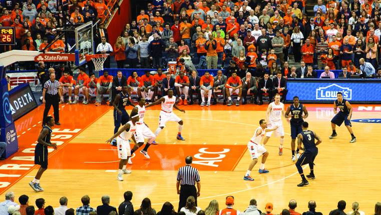 Cầu thủ phòng thủ đứng trong khu vực hình quạt ngay dưới rổ không được tính lỗi tấn công