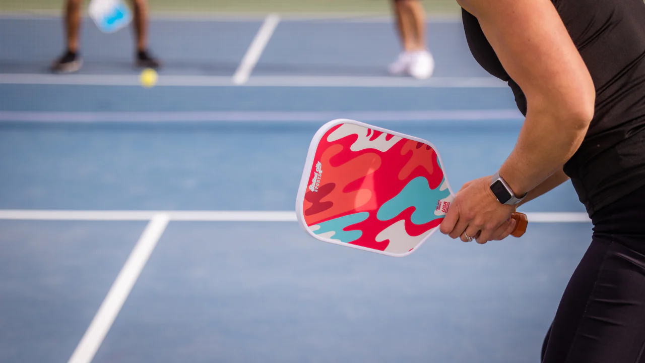 Người chơi pickleball cần cầm vợt đúng vị trí để đường bóng đi chính xác