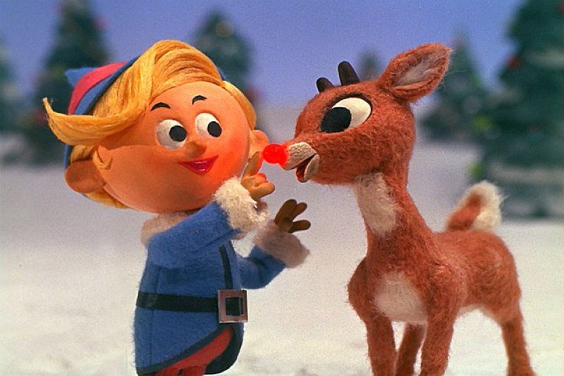 Hình ảnh Rudolph dẫn đầu đoàn xe trượt tuyết của Ông Già Noel trong đêm tuyết trắng