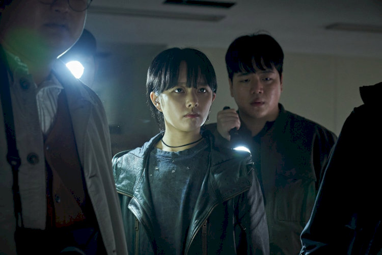 Bộ phim mở đầu bằng một vụ án mạng bí ẩn khi nạn nhân bị giết bởi một “xác sống” do bùa chú triệu hồi