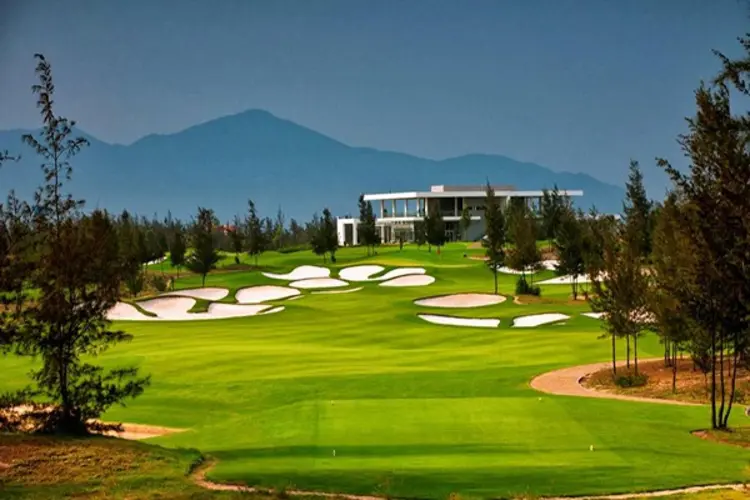 BRG Da Nang Golf Resort - Sân ven biển phong cách links-style