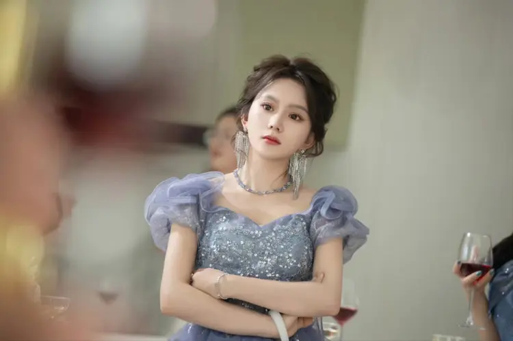 Mã Thu Nguyên (Mǎ Qiūyuán) là một trong nữ diễn viên phim ngắn Trung Quốc nổi tiếng, gây ấn tượng với vẻ đẹp trong sáng, dịu dàng cùng đôi mắt to tròn nổi bật.