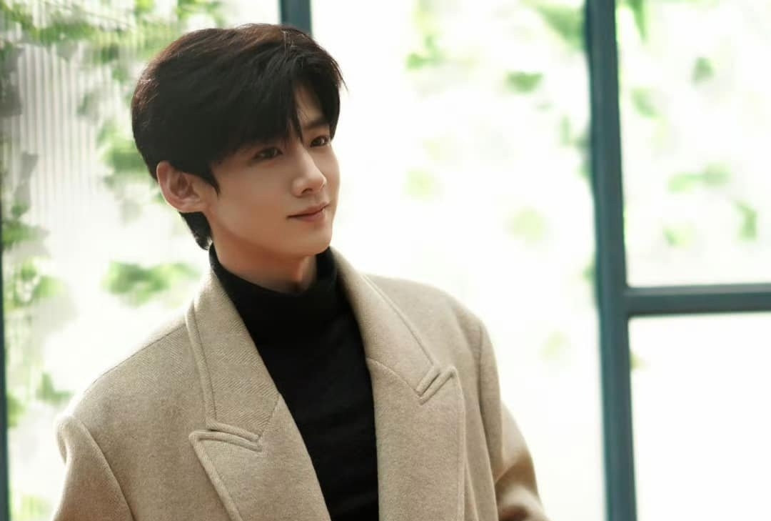 Nam diễn viên Bạch Kính Đình với vẻ ngoài điển trai và phong cách thời trang nam tính