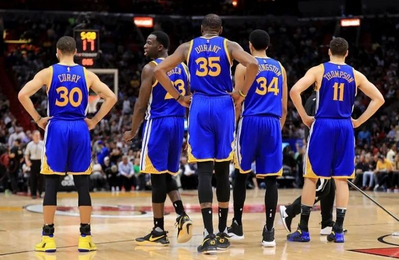 Trong bóng rổ, đội có thể thay người không giới hạn số lần