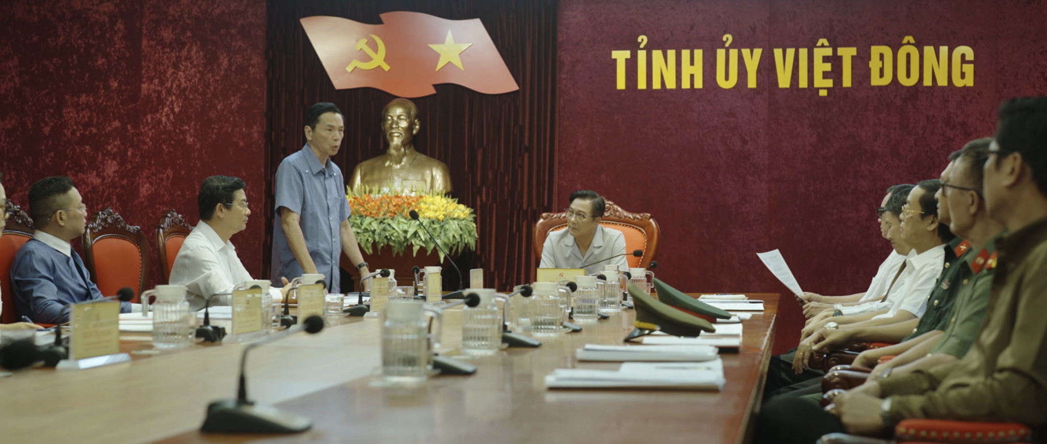 “Lằn Ranh” lấy bối cảnh ở tỉnh Việt Đông, một địa phương đang trong quá trình sáp nhập và tinh gọn bộ máy