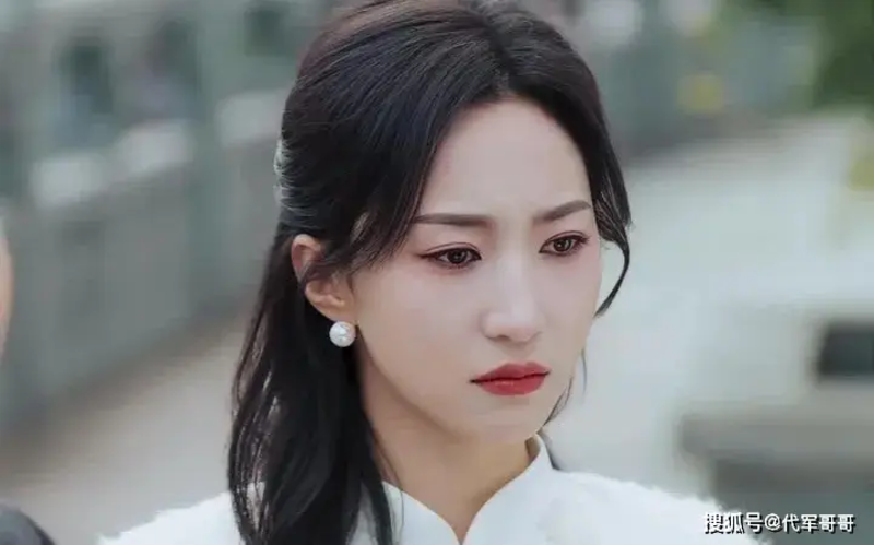 Triệu Huệ Nam sở hữu vẻ đẹp mong manh đầy mê hoặc