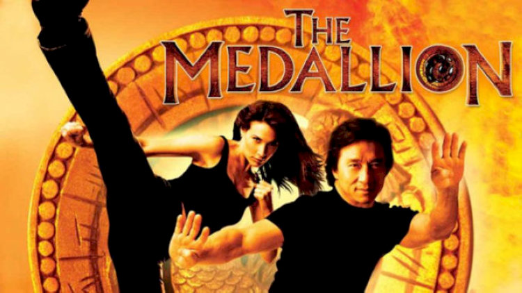 Ảnh phim mang phong cách huyền bí và viễn tưởng, nổi bật với hình ảnh Thành Long giữa vòng sáng năng lượng rồng.