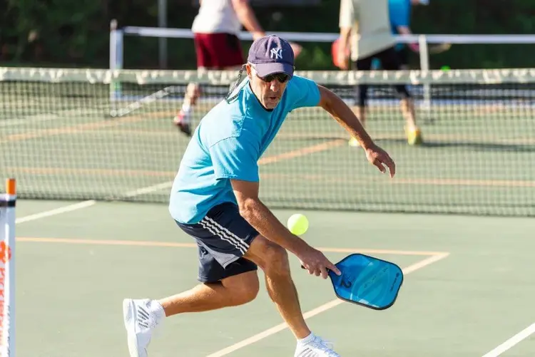 Kỹ thuật Volley thường thực hiện ở gần lưới nhằm rút ngắn thời gian phản ứng của đối thủ