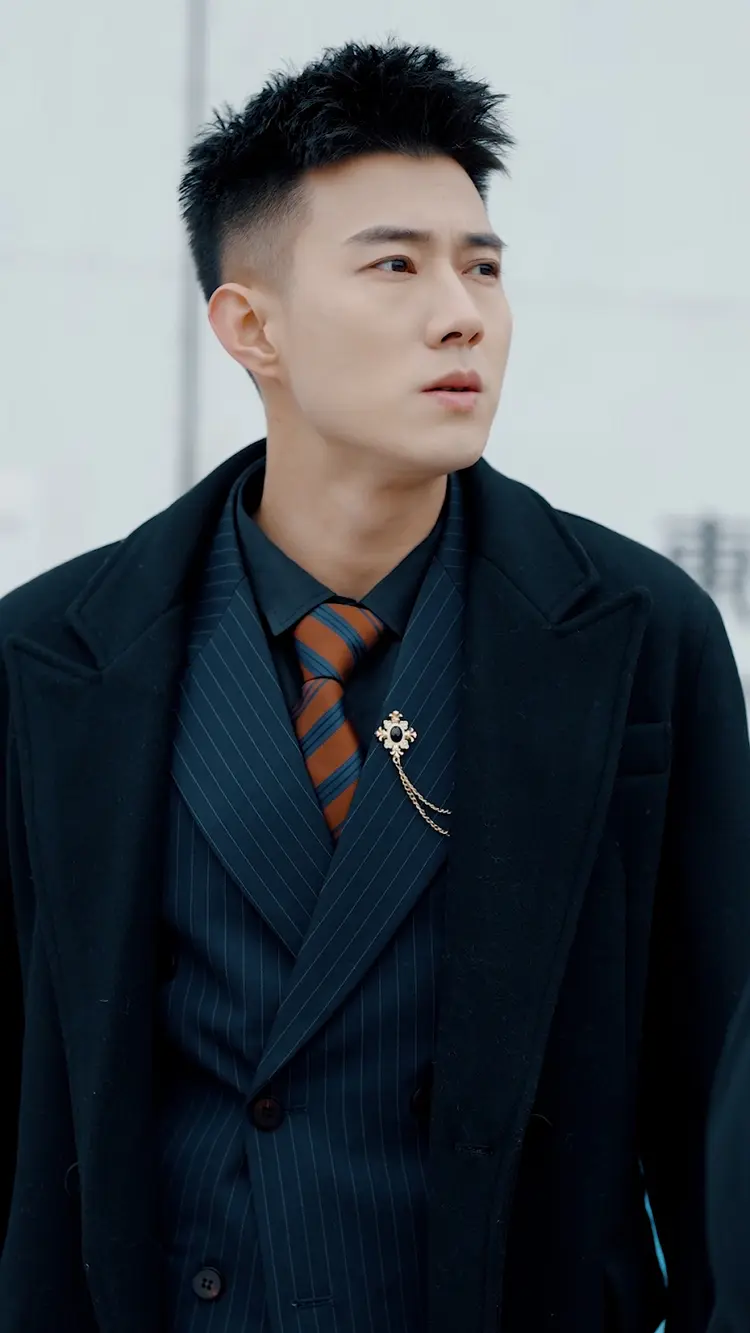 Huỳnh Văn Bác sở hữu ngoại hình lịch lãm, khí chất mạnh mẽ cùng lối diễn xuất tinh tế, chuyên đảm nhận các vai diễn tâm lý sâu sắc và đầy nội tâm.