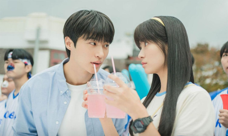 Bộ phim khéo léo đan xen giữa tình yêu, âm nhạc và yếu tố du hành thời gian, tạo nên một mạch truyện đầy xúc cảm