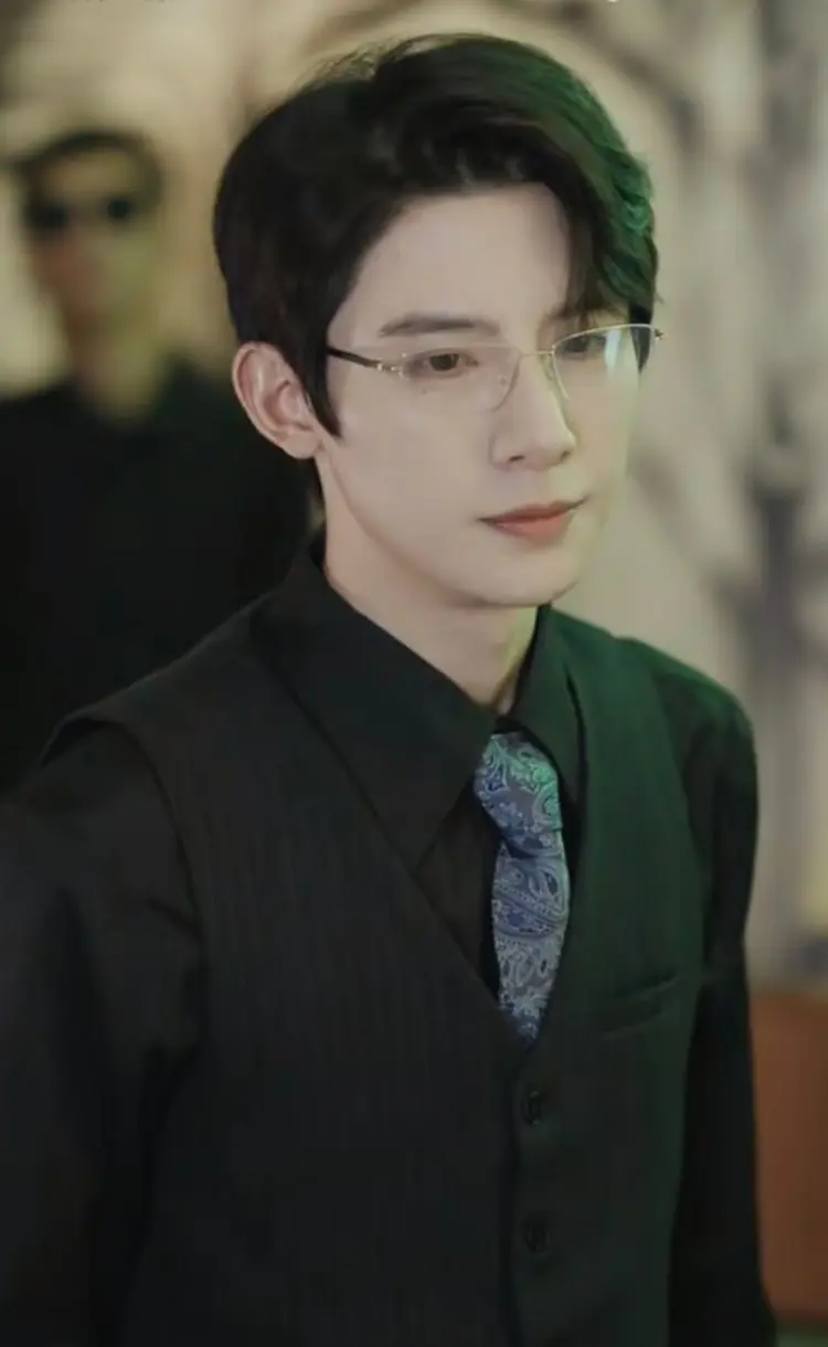 Chu Nhất Vị là nam diễn viên trẻ triển vọng, sở hữu lối diễn tự nhiên và đa dạng, đặc biệt ấn tượng với những vai diễn lạnh lùng nhưng nội tâm sâu sắc.