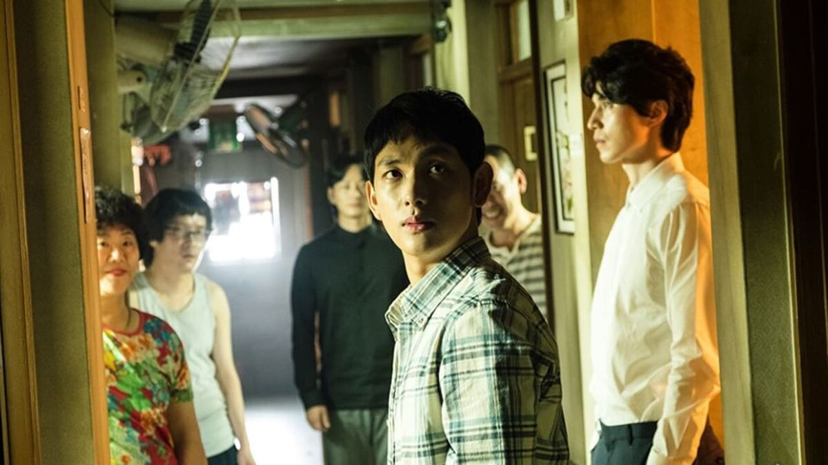 Bộ phim về một thanh niên trẻ chuyển đến khu nhà trọ rẻ tiền và phát hiện những bí mật kinh hoàng