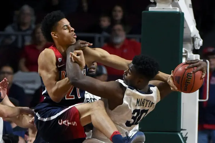 Hành vi đẩy kéo quá mức trong quá trình thi đấu bóng rổ bị coi là không hợp lệ