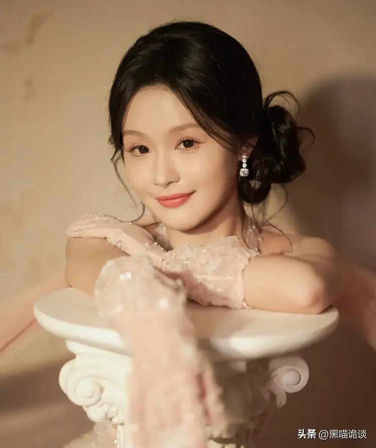 Dư Nhân (Yú Yīn) được xem là “nữ cường chuyên nghiệp” của màn ảnh ngắn.