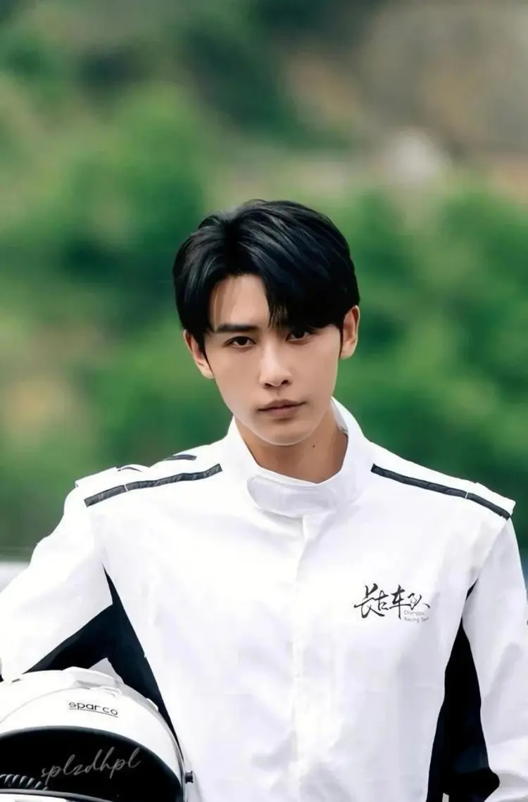 Thân Hạo Nam là diễn viên phim ngắn nổi bật với vẻ ngoài phong trần và khả năng diễn xuất tự nhiên, thường đảm nhận vai những chàng trai bí ẩn và sâu sắc.