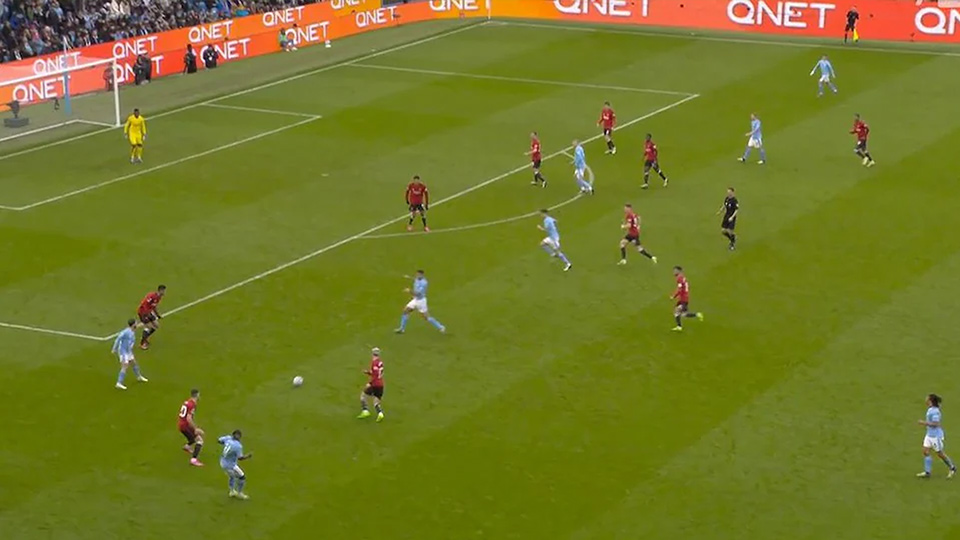 Man City có số lượng đường chuyền và tỷ lệ chuyền chính xác cao hơn đáng kể so với Man Utd trong các trận đối đầu gần đây