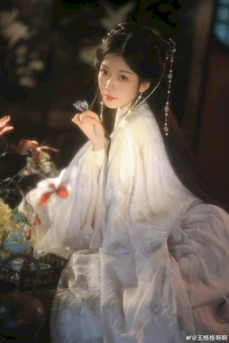 Vương Các Các (Wáng Gégé) là "nữ hoàng của những vai diễn thế thân và báo thù", nổi bật với khả năng biến hóa từ hiền lành sang sắc sảo.