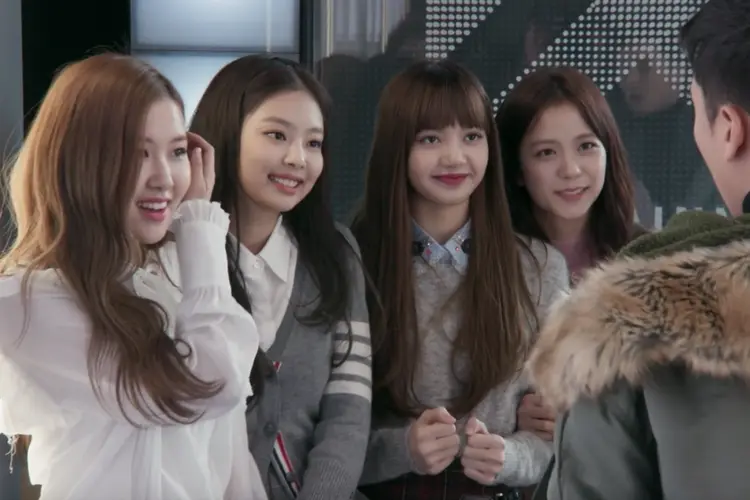 Jisoo và các thành viên BLACKPINK xuất hiện trong tập 1 của “Phòng chiến lược tương lai YG”.