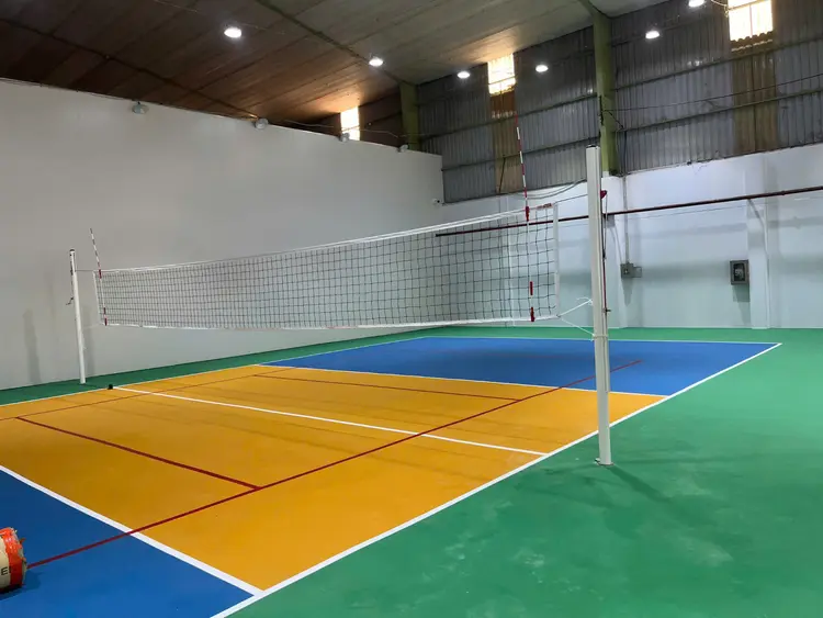 Cột được cố định chắc chắn xuống nền để lưới luôn ổn định