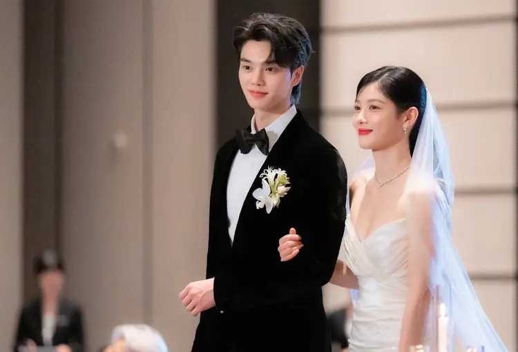 Song Kang được mệnh danh là "Son of Netflix" (Con trai của Netflix)