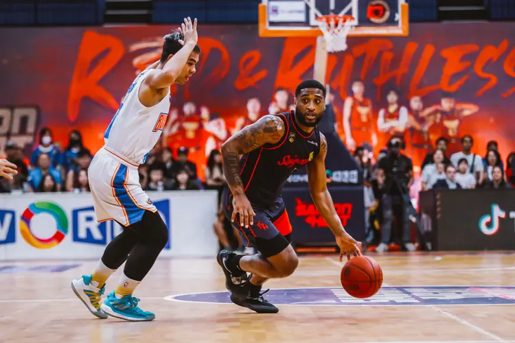 Các cầu thủ phải mặc đồng phục giống nhau về màu sắc và kiểu dáng, đi giày thể thao