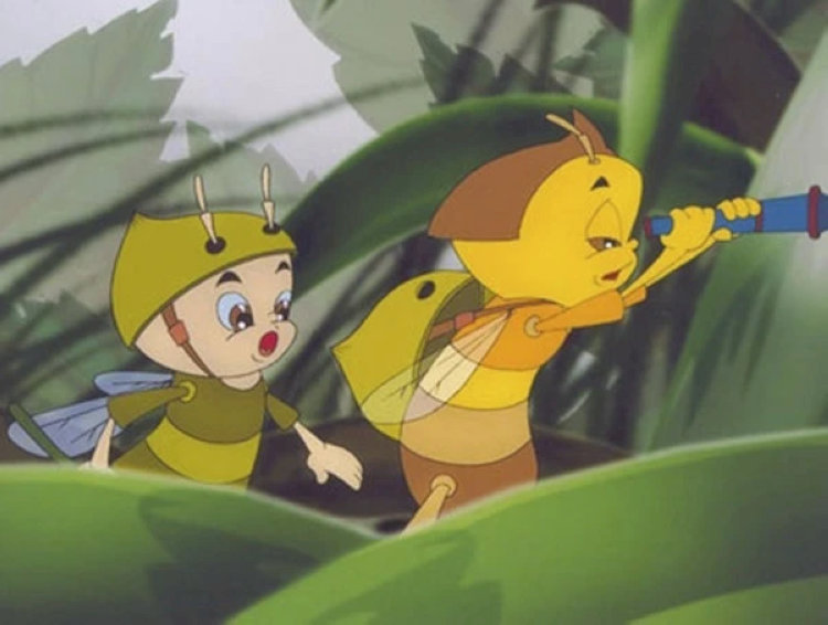 Cậu bé Trán Dô cầm thanh gươm gỗ, mặt mày hăng hái bước giữa phố nhỏ ngập nắng.