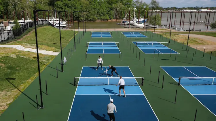 Kích thước sân pickleball dùng cho thi đấu đơn và đôi là tương tự nhau