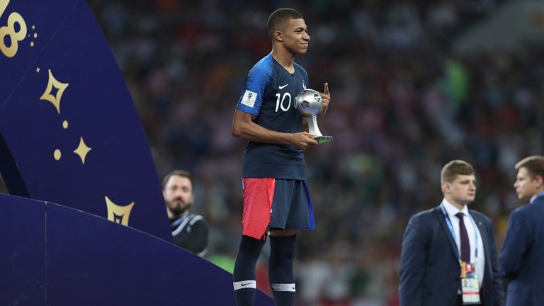 Kylian Mbappé nhận giải cầu thủ trẻ xuất sắc tại FIFA World Cup 2018