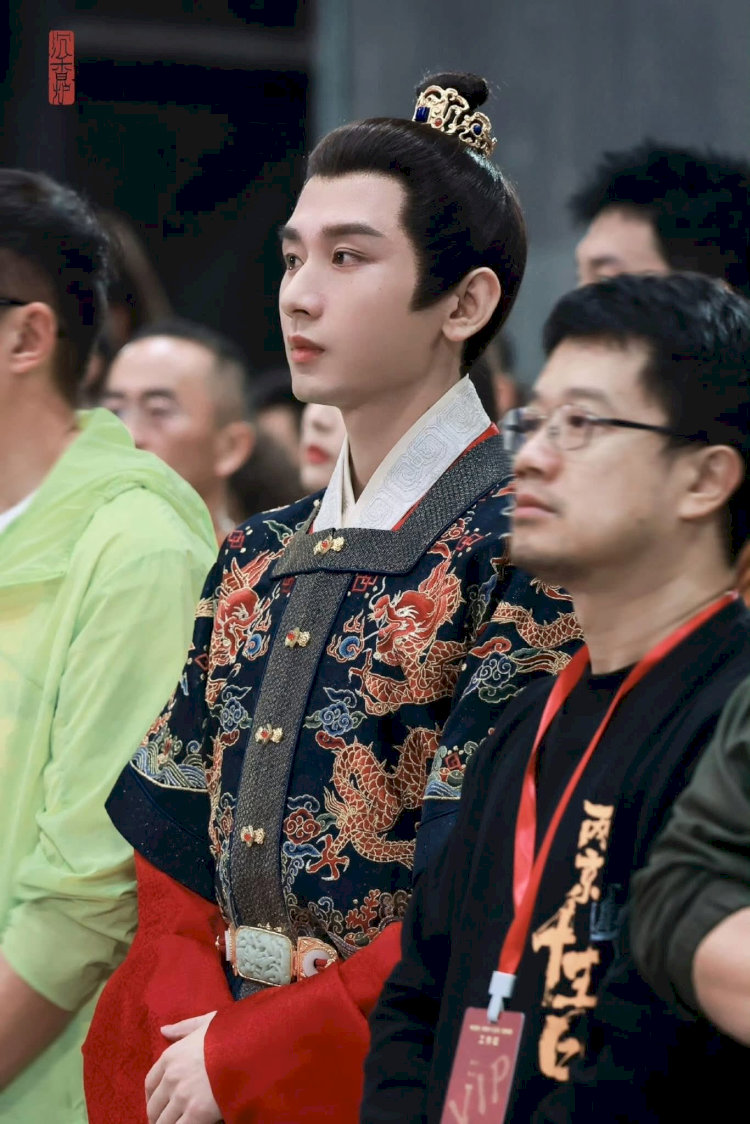 Thành Nghị trong buổi khai máy “Lưỡng Kinh Thập Ngũ Nhật”