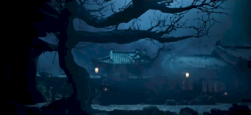 “Liêu Trai” mở màn đúng không khí cổ quái: ánh nến chập chờn, gió lùa qua mái ngói ẩm, tiếng mõ/chuông xa như đánh nhịp cho một câu chuyện giữa đạo và tình. Dựa trên trailer và cốt truyện gốc, Tập 1 sẽ là tập phim giới thiệu hai nhân vật chính (thầy trò). Phim không vội kể ngay những vụ án lớn rùng rợn, mà thay vào đó, chọn một sự việc kỳ quái nho nhỏ để gắn kết cặp thầy trò và chuẩn bị cho hành trình của họ sau này.