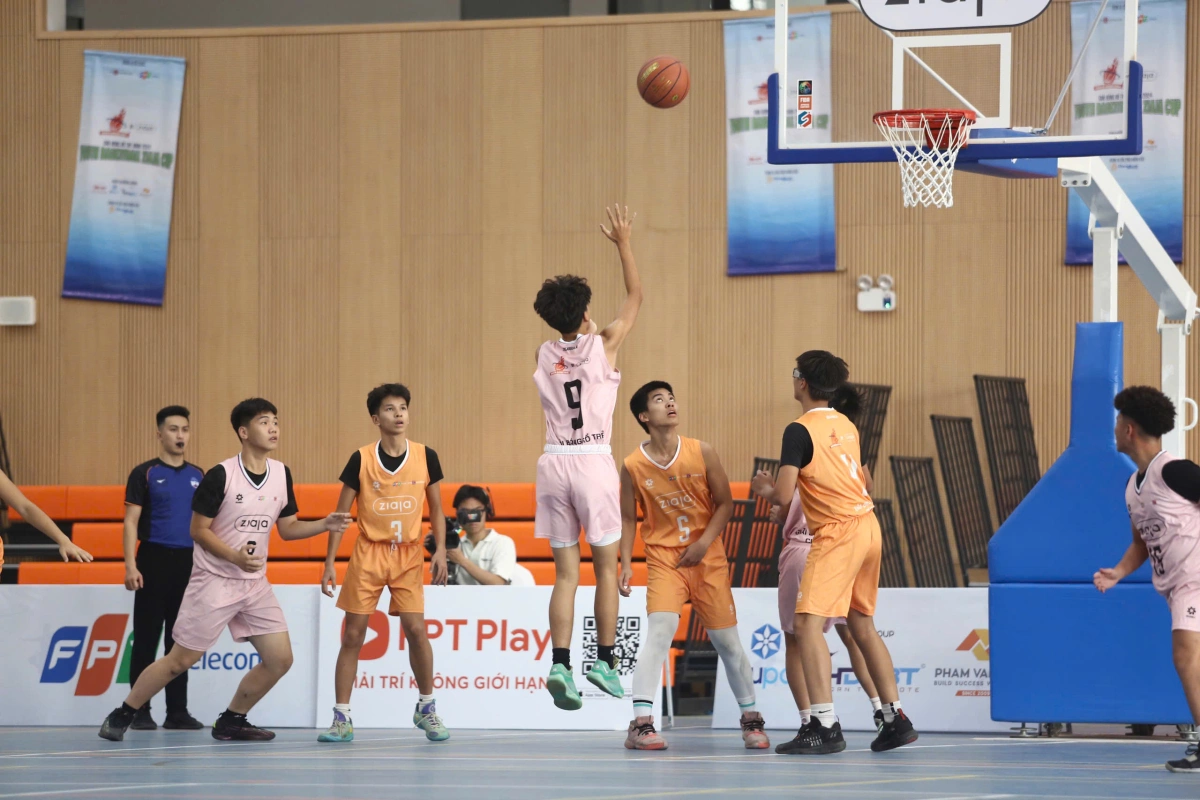 Các sân học đường thường lược bớt một số đường kẻ hoặc khu vực để phù hợp không gian và độ tuổi học sinh