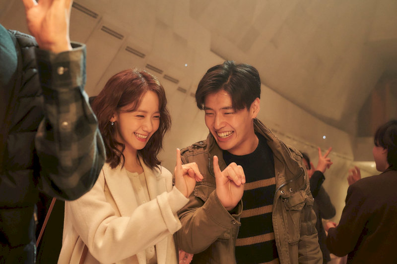 Một đêm cuối năm, một ánh nhìn và cả thế giới ngừng lại vì tình yêu.