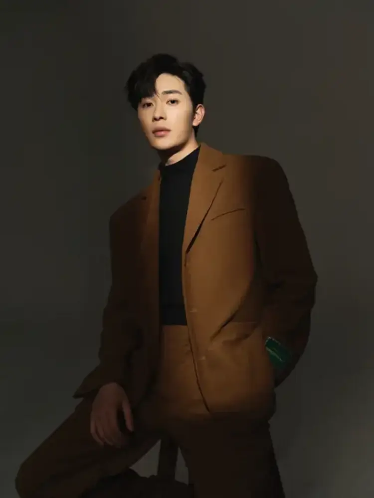 Nghiêm Tử Hiền vừa được công nhận qua các vai diễn trong web-drama, vừa sở hữu một lượng fan hâm mộ khổng lồ nhờ các phim ngắn viral trên Douyin