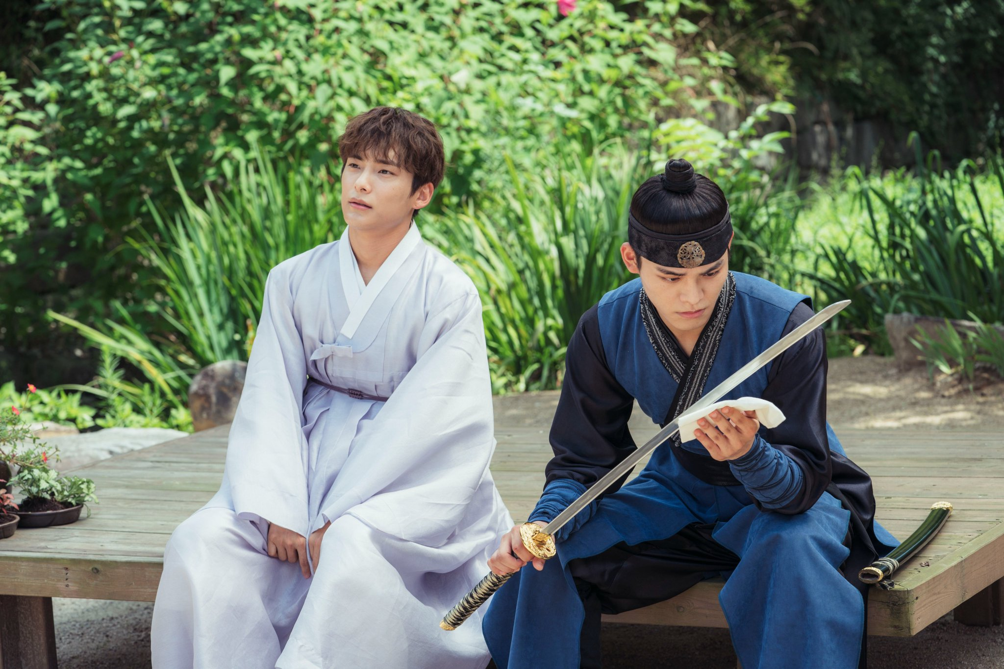 Câu chuyện kể về Jun vô tình du hành về thời Joseon và gặp Yeon, học giả trẻ từ gia đình quý tộc