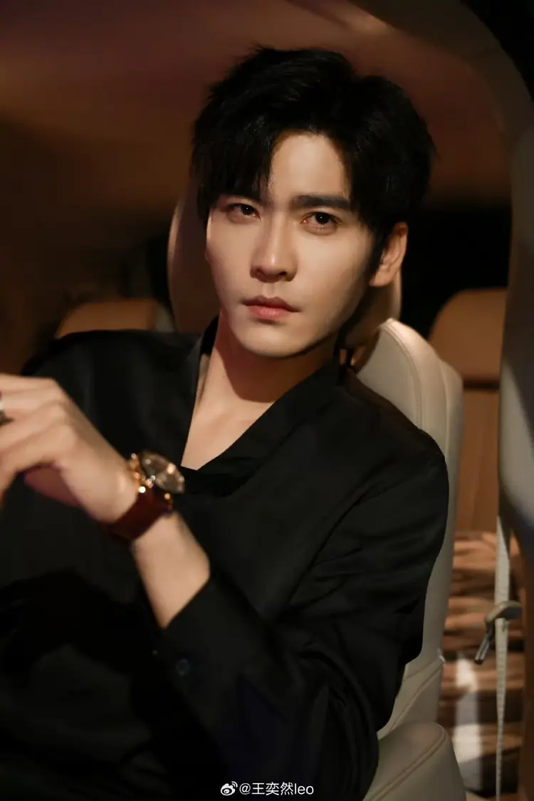 Vương Dịch Nhiên là ngôi sao sáng của phim ngắn Trung Quốc, từng được đề cử Nam diễn viên xuất sắc tại Giải thưởng Nhân vật Phim truyền hình ngắn Quốc gia 2024.