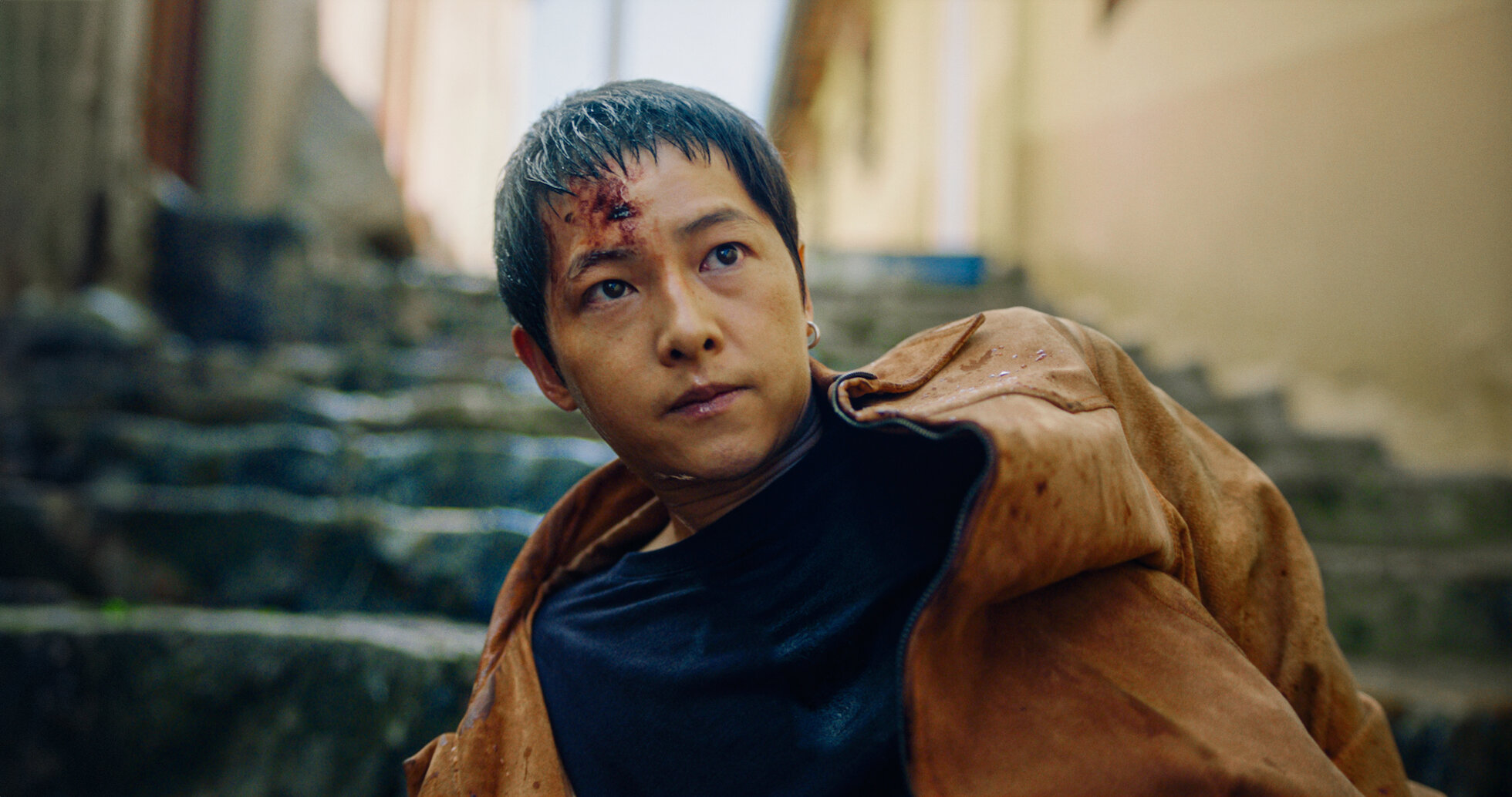 Phim khám phá tâm lý của một người đàn ông trong môi trường xa lạ và nguy hiểm